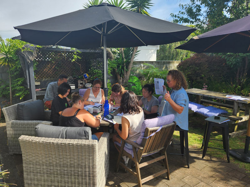 Englischunterricht im Garten des Mount Maunganui Language Centre