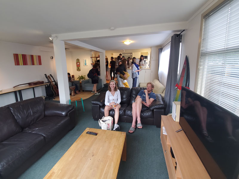 Gemeinsamer Aufenthalt der Sprachschüler im Wohnbereich des Mount Maunganui Language Centre