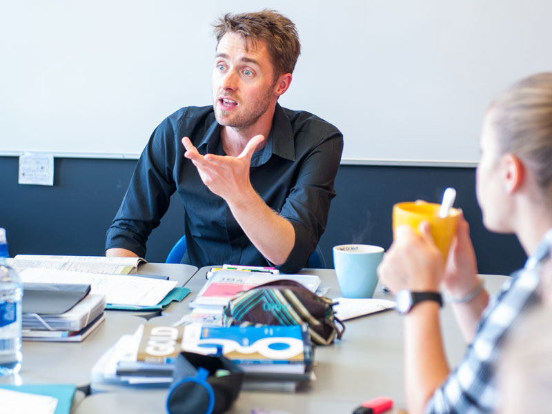 Englischunterricht im Nelson English Centre mit engagiertem Lehrer