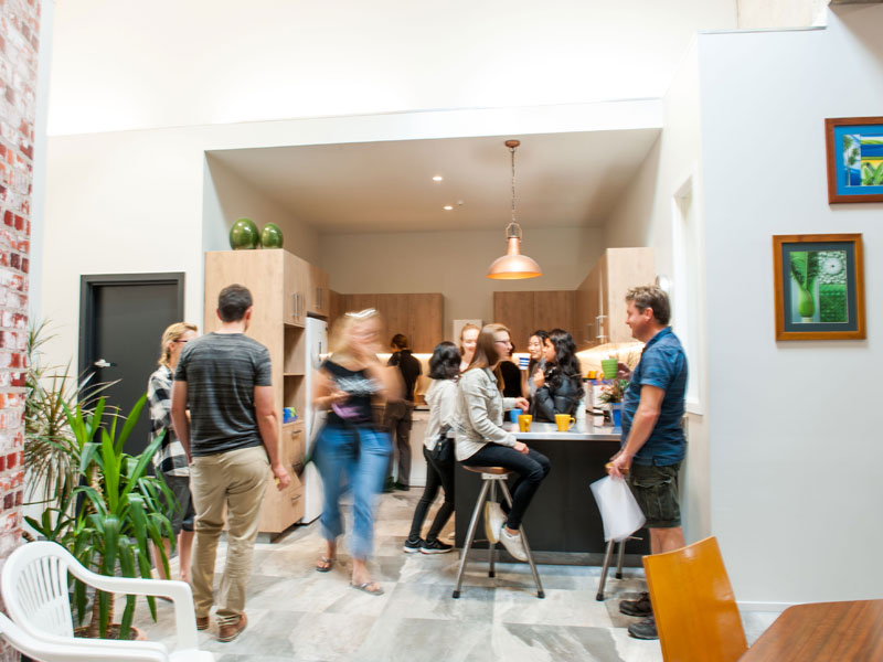 Sprachschüler im Gemeinschaftsraum des Nelson English Centre