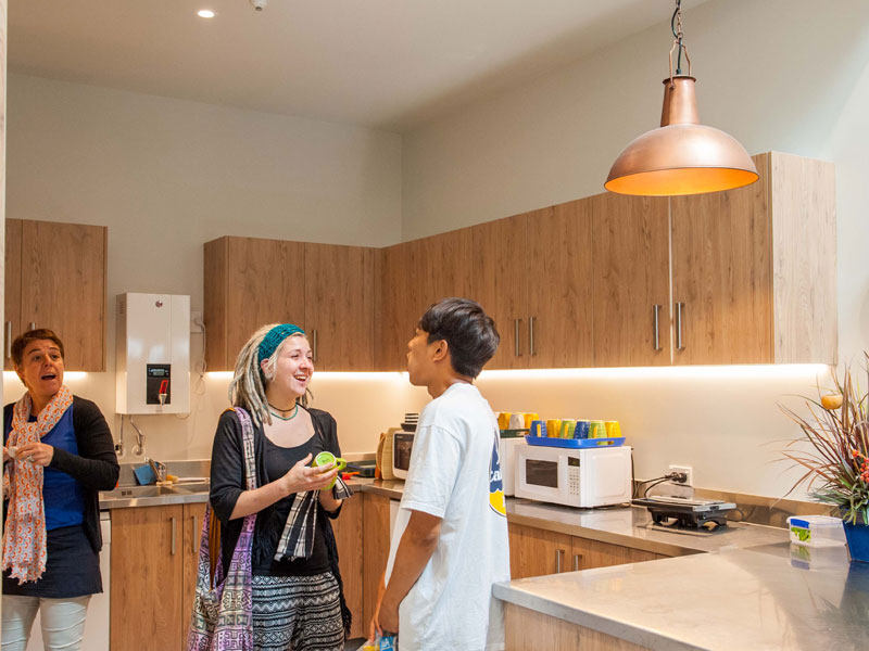 Sprachschüler in der Küche des Nelson English Centre