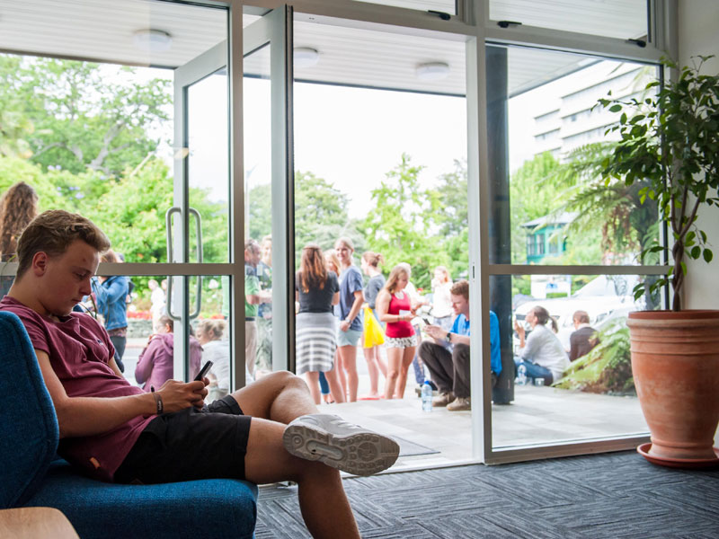 Sprachschüler beim Entspannen im Aufenthaltsraum des Nelson English Centre