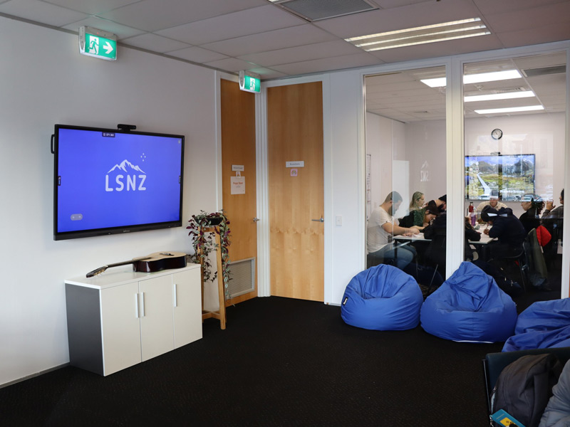 Aufenthaltsraum der LSNZ Queenstown mit modernen Lernbereichen