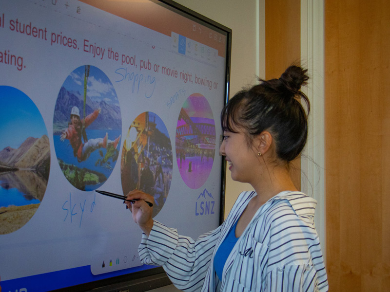 Sprachstudentin beim interaktiven Unterricht an der LSNZ Queenstown