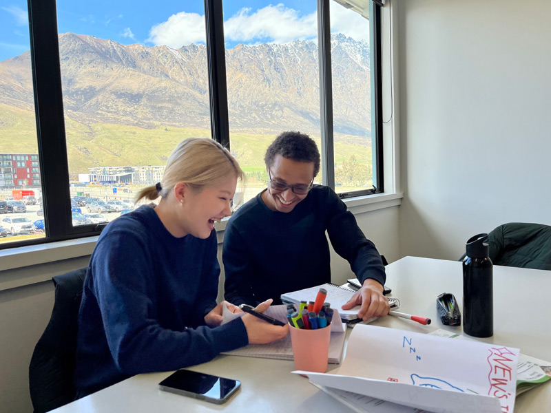 Sprachschüler lernen an der LSNZ Queenstown mit Blick auf die Berge