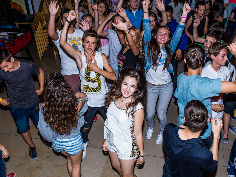 Jugendliche tanzen fröhlich bei einer Party