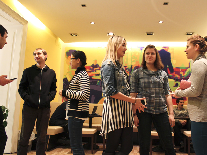 Sprachschülerinnen und Sprachschüler unterhalten sich im Aufenthaltsraum der Schule