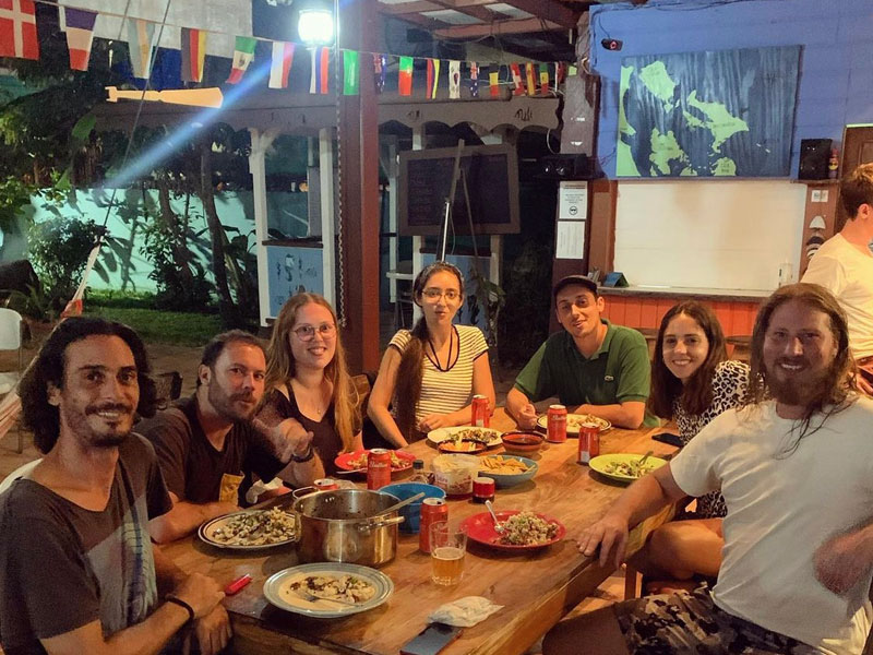 Gemeinsames Abendessen von Sprachreisenden an der Schule in entspannter Atmosphäre