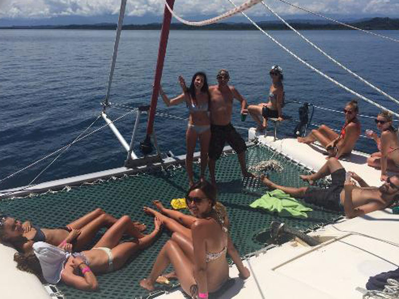 Sprachschülerinnen und Sprachschüler genießen einen Bootsausflug entlang der Küste