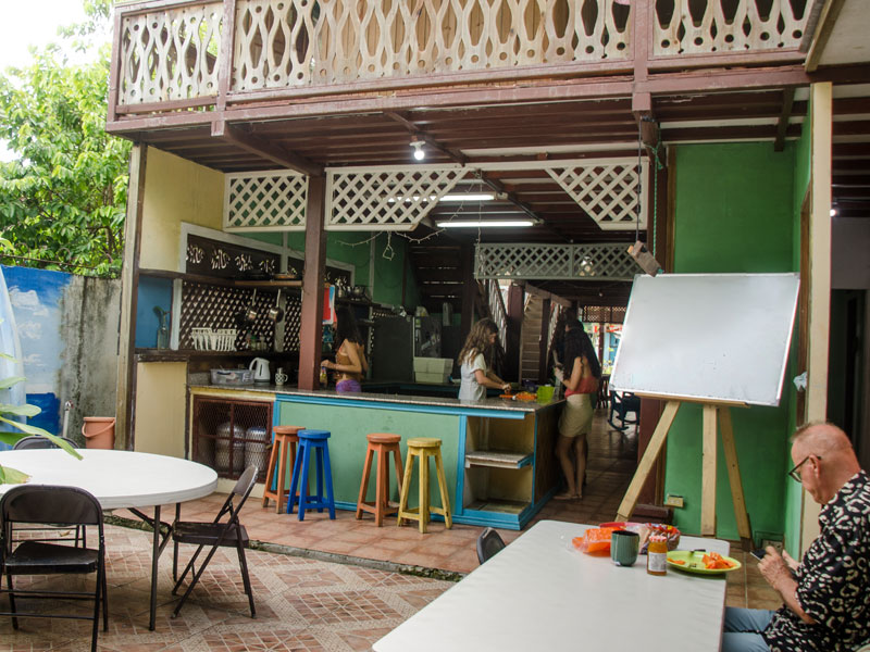 Offene Küche und Gemeinschaftsbereich der Sprachschule Spanish by the Sea