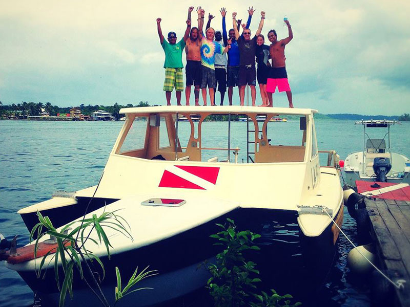 Tauchgruppe nach dem Unterricht beim gemeinsamen Ausflug auf dem Boot