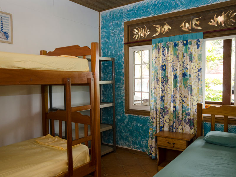 Einfach eingerichtetes Mehrbettzimmer der Unterkunft in Bocas del Toro