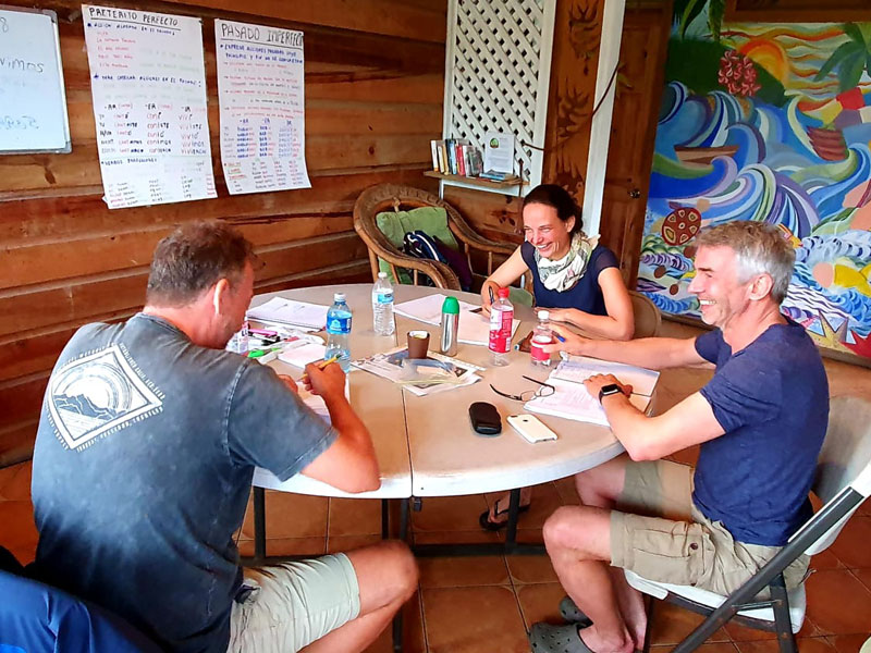 Kleingruppenunterricht Spanisch mit motivierten Teilnehmenden in tropischem Ambiente