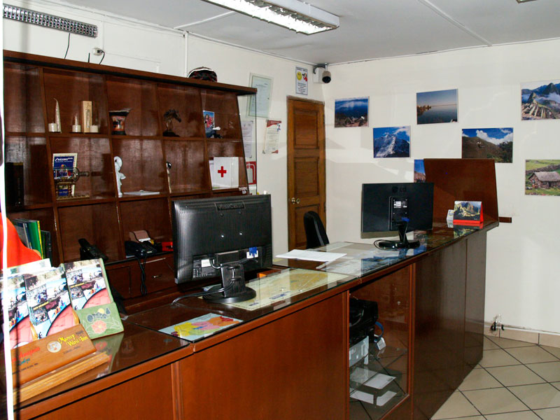 Empfangsbereich der Sprachschule mit Informationsmaterial und Beratung