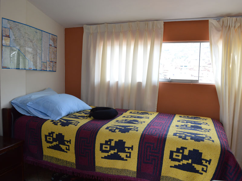 Einzelzimmer der Unterkunft mit Blick auf Cusco