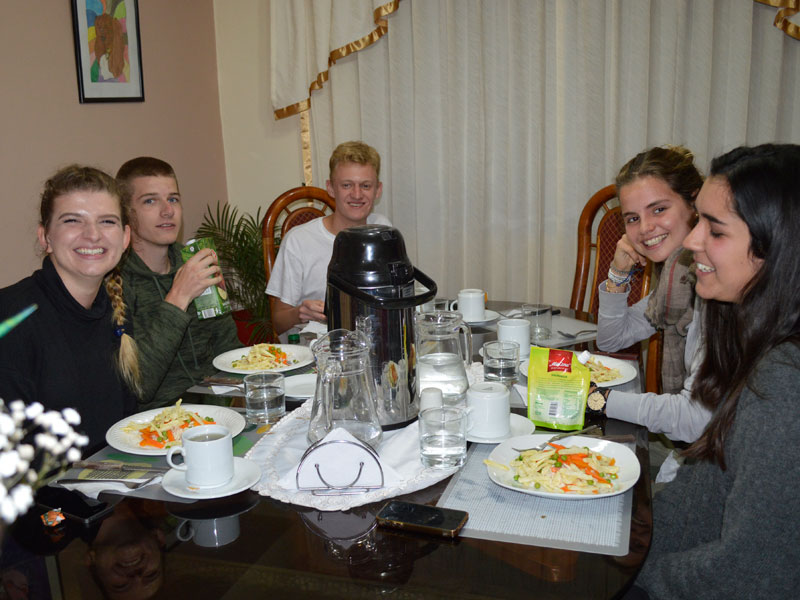 Sprachreiseteilnehmende beim gemeinsamen Abendessen in der Gastfamilie