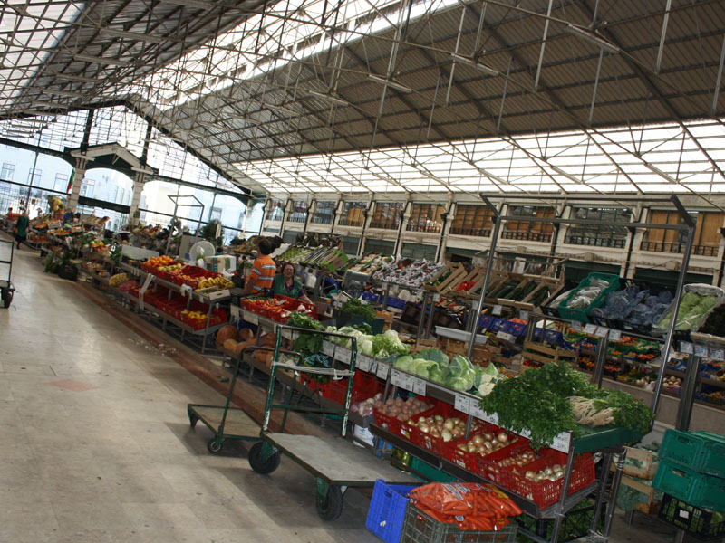 Lebhafter Markt in Portugal mit frischem Obst und Gemüse