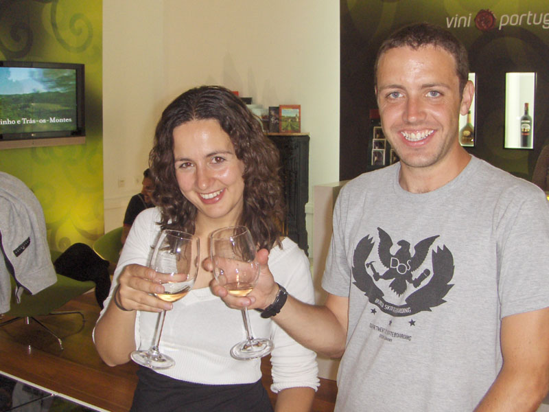 Zwei Personen stoßen bei einer Weinprobe in Portugal an