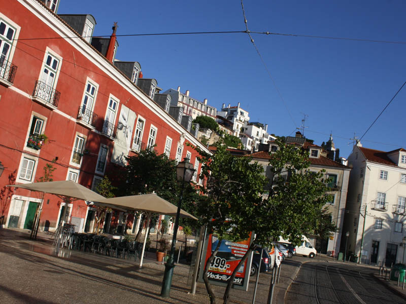 Straßenszene in einem traditionellen Viertel mit farbenfrohen Häusern in Portugal