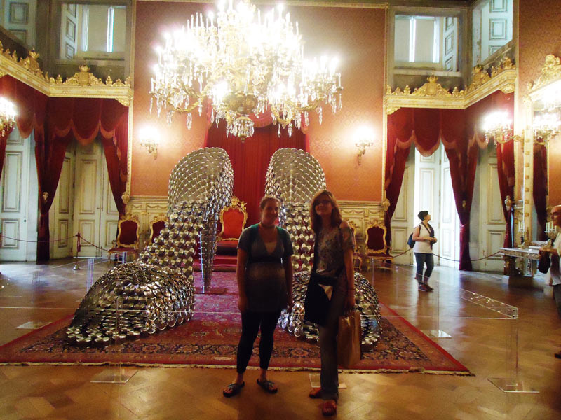 Sprachschülerinnen besichtigen ein kunstvoll eingerichtetes Museum in Lissabon