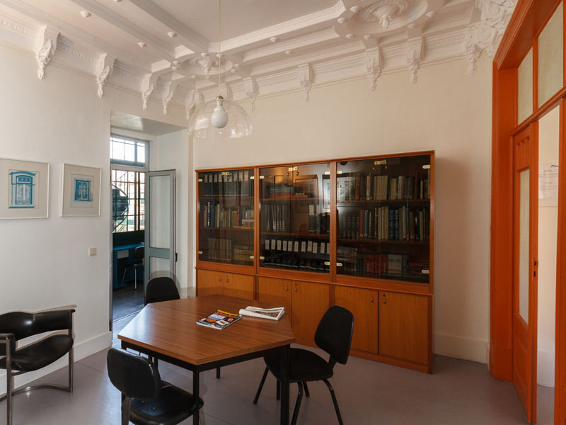 Bibliothek und Lernraum der CIAL Sprachschule Lissabon mit klassischer Decke und Holzmobiliar