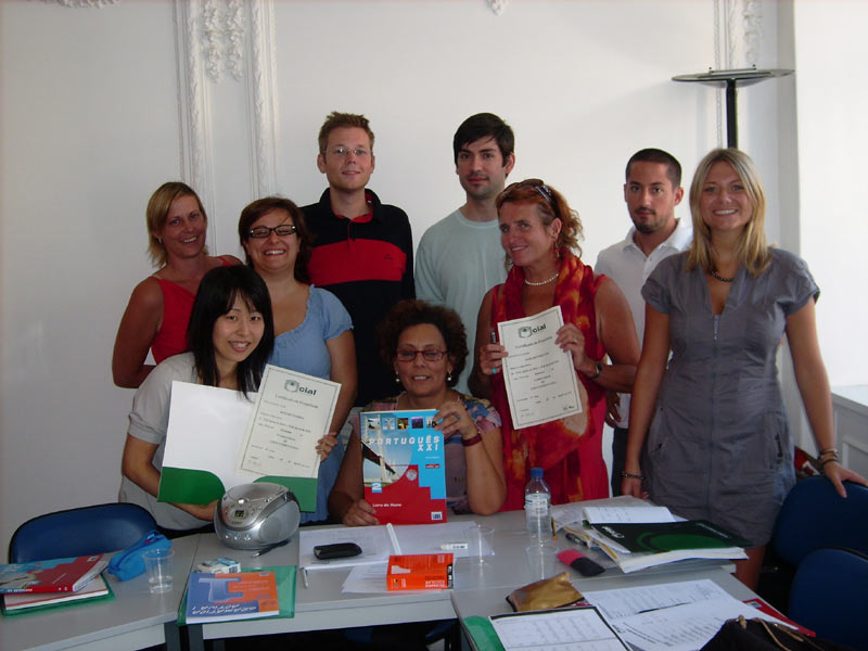 Sprachschülergruppe mit Zertifikaten nach erfolgreichem Abschlusskurs in Lissabon