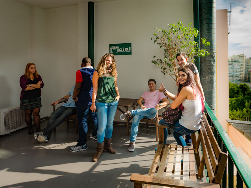 Teilnehmende der CIAL Sprachschule Lissabon entspannen in der Sonne auf der Schulterrasse