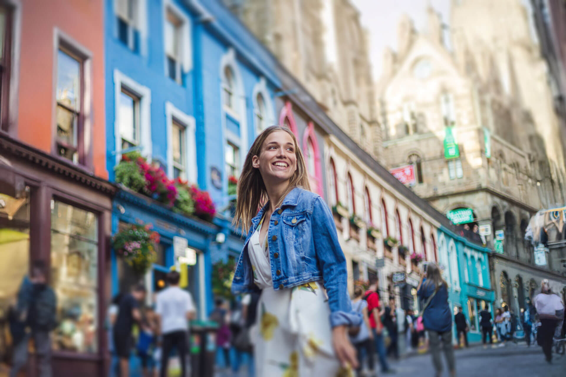 Sprachreisende erkundet bunte Straßen in Edinburgh und übt Englisch im Alltag nach dem Sprachkurs
