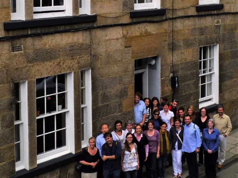 Gruppenfoto vor dem Schulgebäude der Sprachschule in Edinburgh
