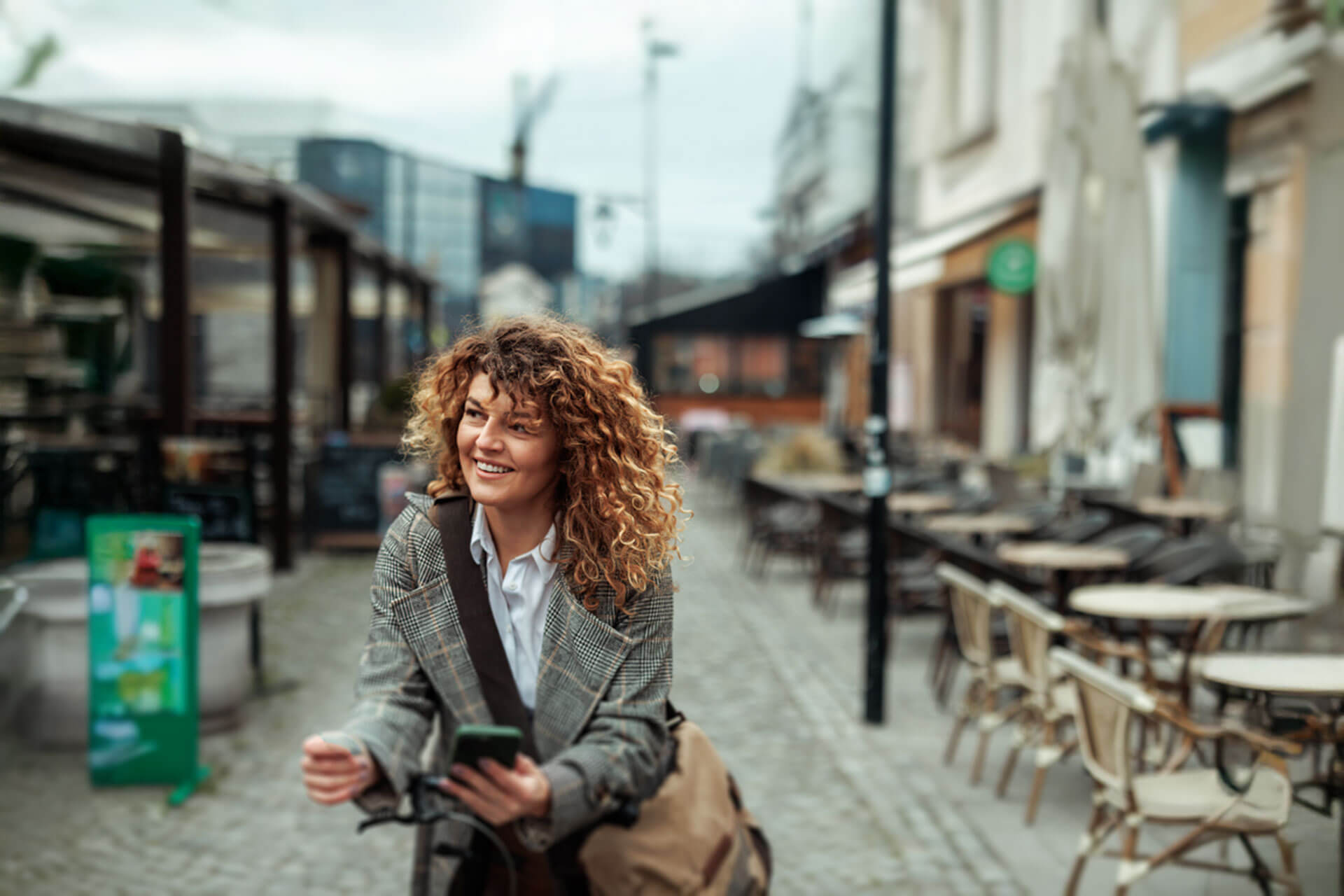 Teilnehmerin einer Englisch Sprachreise in Edinburgh trainiert Konversation und genießt Freizeit nach dem Sprachkurs
