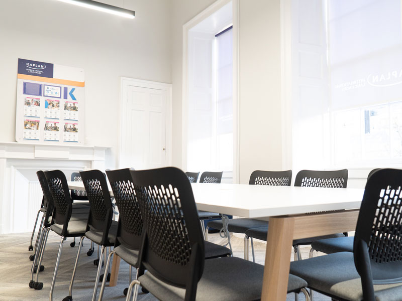 Moderner Klassenraum für Englisch Sprachkurs mit Fokus auf Kommunikation