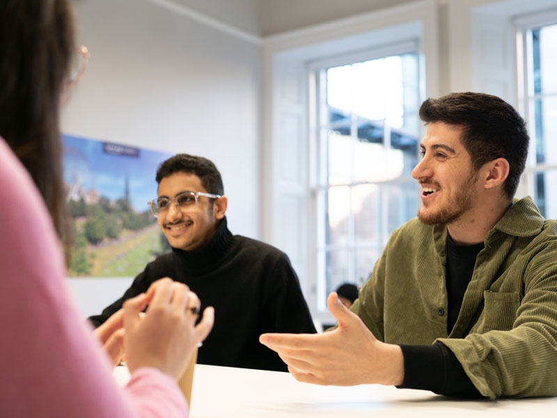 Kleingruppe im Gesprächstraining während des Englisch Sprachkurses