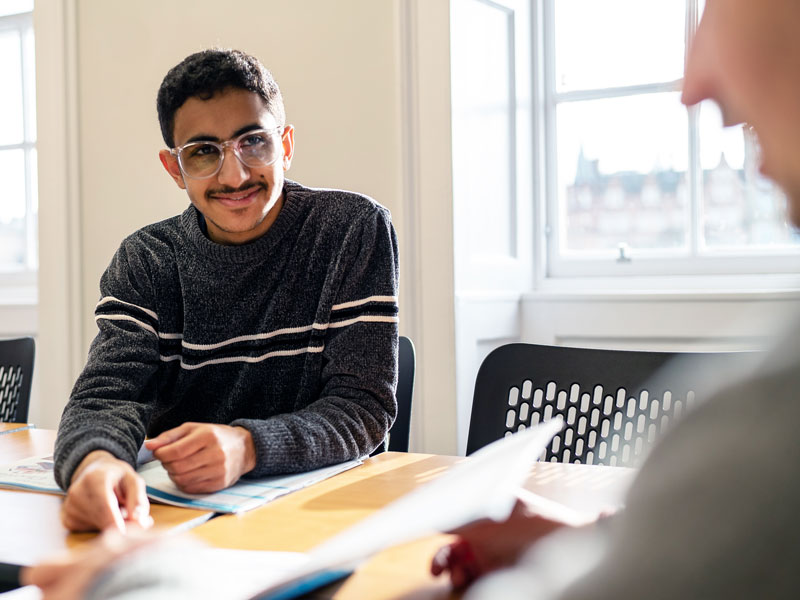 Teilnehmender im Sprachkurs verbessert Wortschatz und Ausdruck im Unterricht