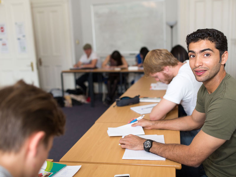 Englischunterricht in Edinburgh mit Fokus auf Konversation und Sprachpraxis