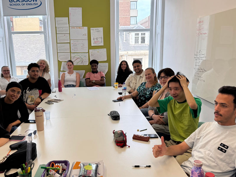 Teilnehmer der Glasgow School of English im Klassenzimmer