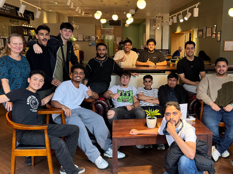 Sprachschüler in Glasgow treffen sich nach dem Englischunterricht im Café