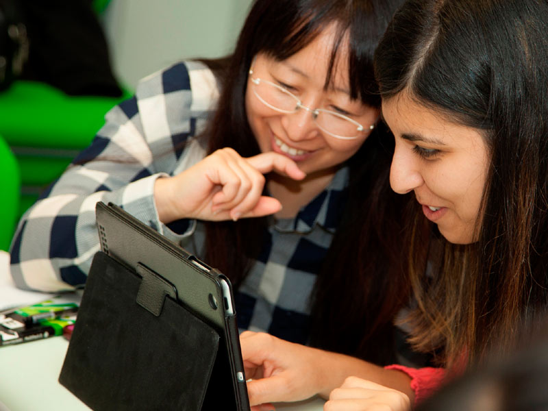 Teilnehmende üben Hörverständnis und Wortschatz mit interaktiven Lernmaterialien