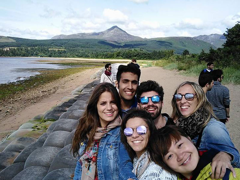 Sprachschülerinnen und Sprachschüler genießen Freizeitaktivität am Strand nach dem Englischkurs