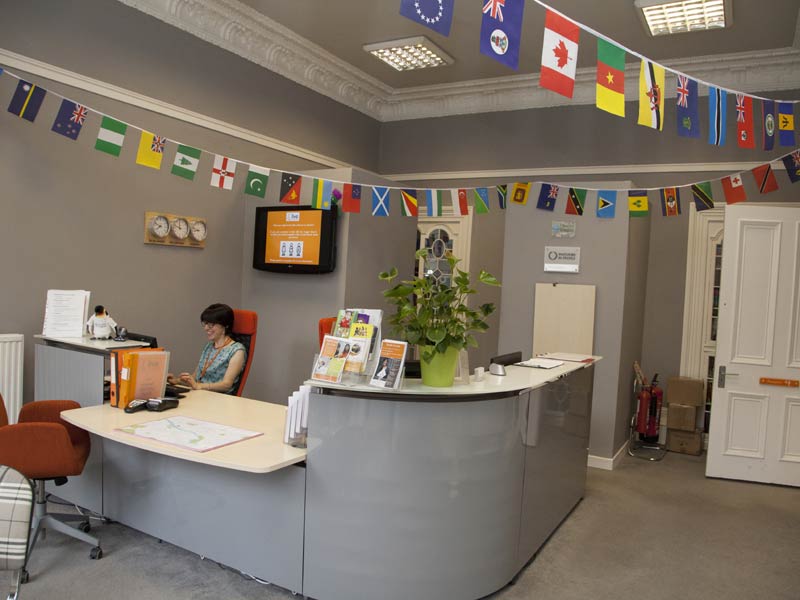 Empfangsbereich der Sprachschule mit internationaler Atmosphäre