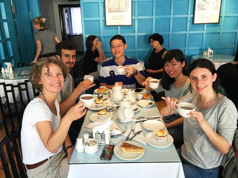 Englischlernende treffen sich zum gemeinsamen Afternoon Tea während der Sprachreise