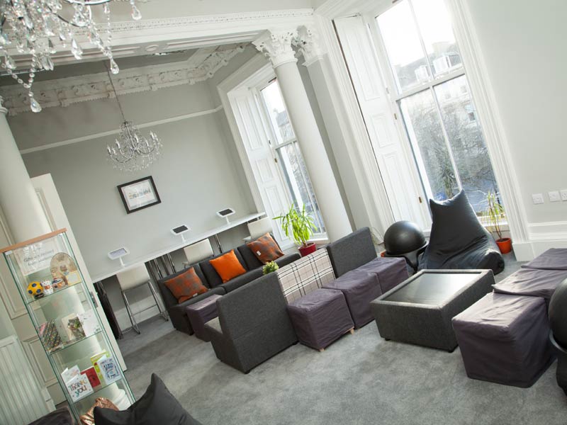 Lounge der Sprachschule in Glasgow mit Sitzbereich zum Entspannen und Lernen