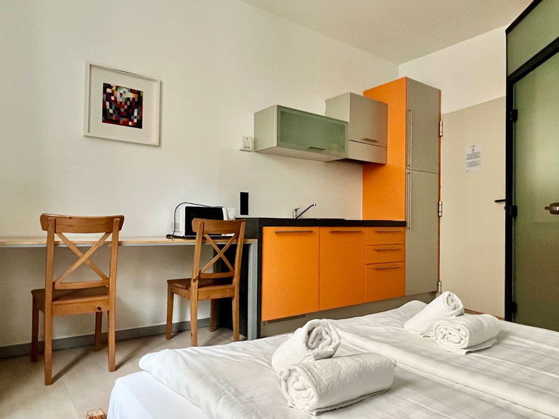 Studio mit Kitchenette und Arbeitsplatz für Italienisch Sprachreise nach Lugano