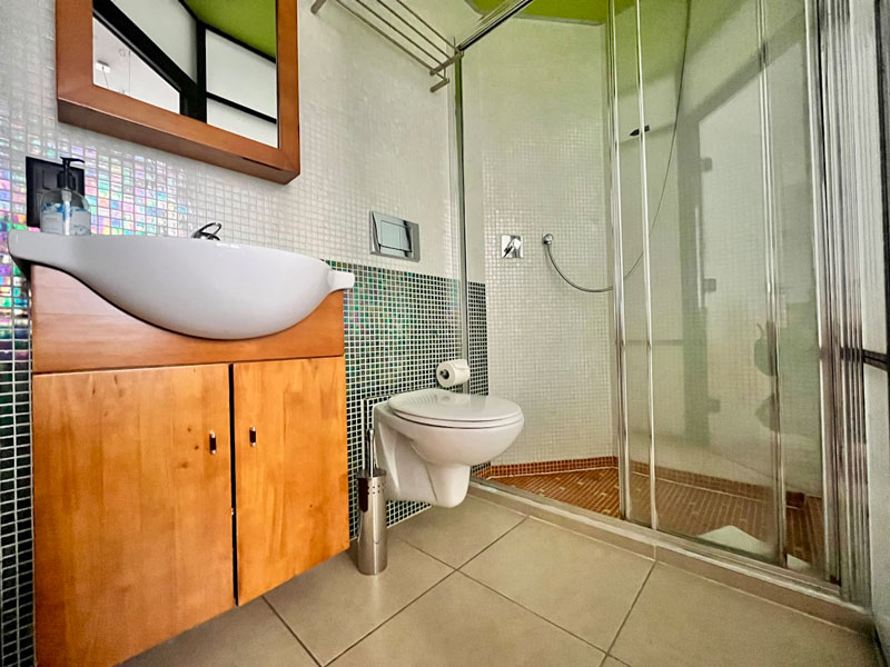 Badezimmer mit Dusche