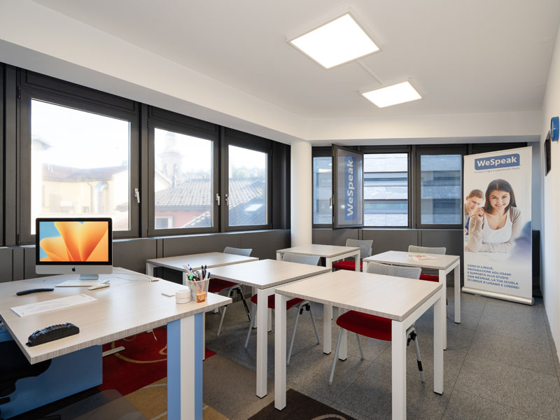 Aula acogedora de la escuela de idiomas WeSpeak en Lugano, con mucha luz natural