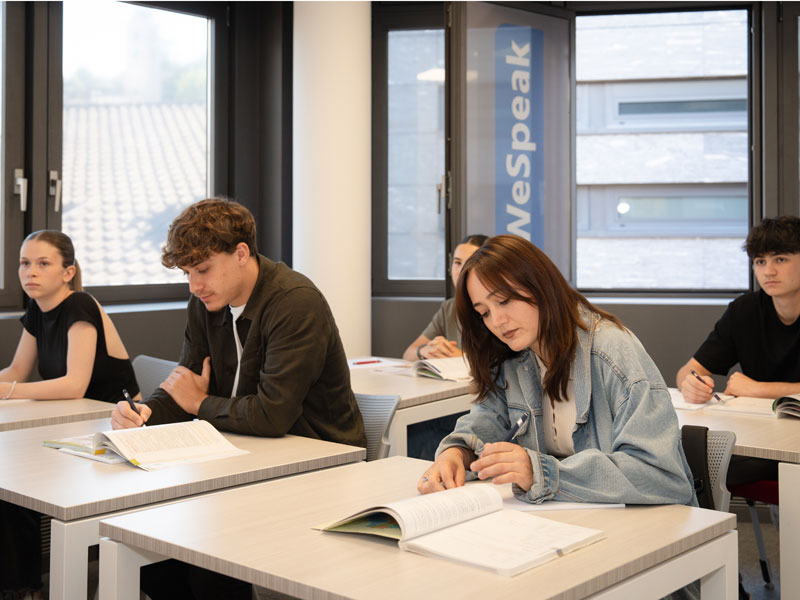 Los alumnos trabajan concentrados en el curso de italiano en Lugano