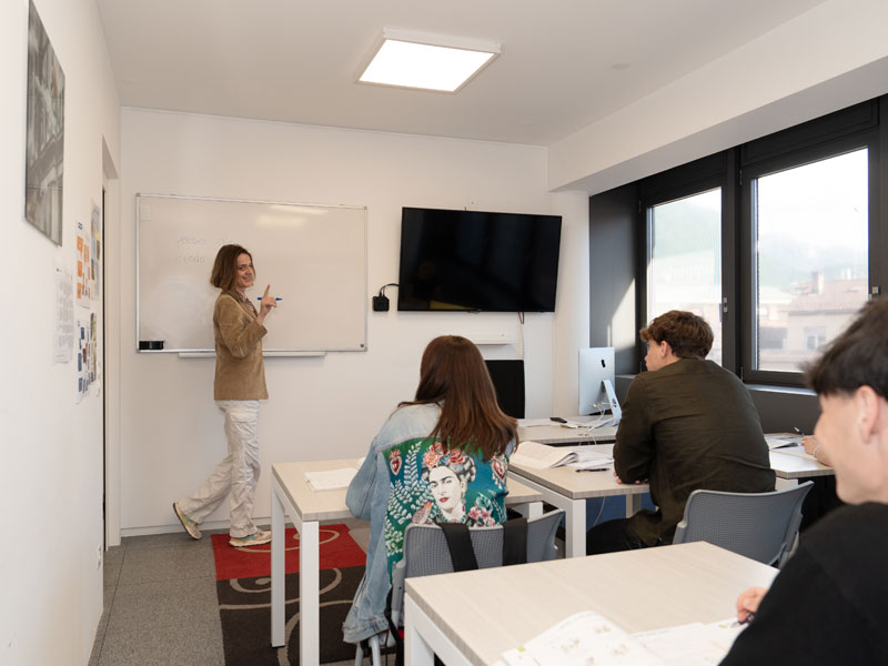 Situación de clase con explicaciones en la pizarra en la escuela WeSpeak