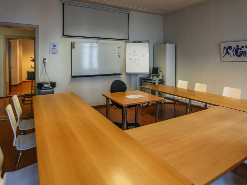 Moderner Unterrichtsraum der LSI Zürich mit Holzfußboden und heller Atmosphäre