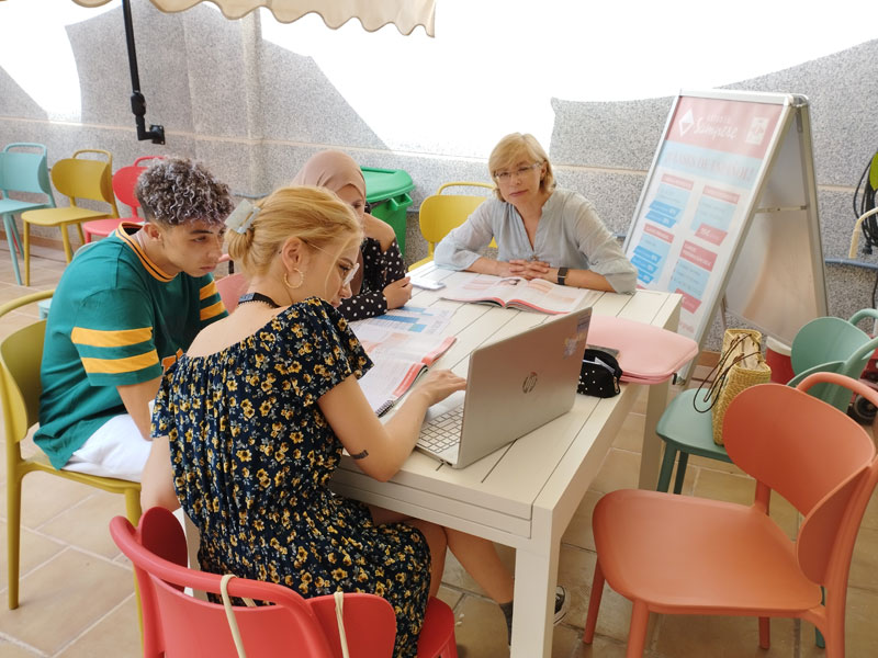 Kleingruppe beim Spanischunterricht im Freien an der Estudio Sampere Alicante