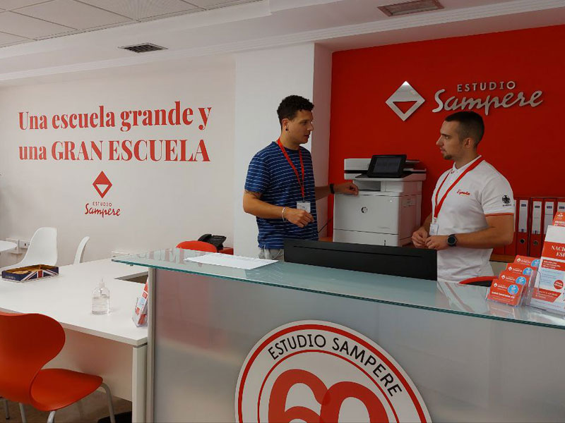 Beratungsgespräch an der Rezeption der Estudio Sampere Sprachschule Alicante