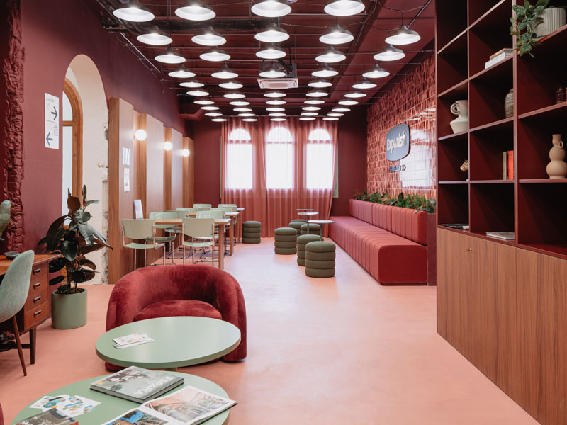 Stilvoller Loungebereich der Expanish Barcelona Sprachschule mit modernem Design und Sitzmöglichkeiten